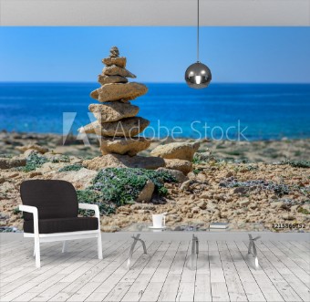 Picture of Wiea uoona z kamieni na play na tle morza